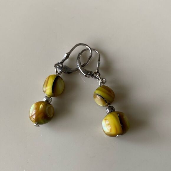 Sterling silver/green mother of pearl earrings - Picture 1 of 4